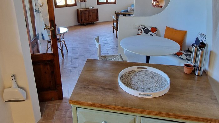 Essecke mit Blick in den Wohnraum